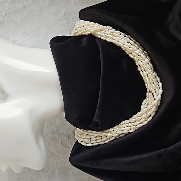 14KT Gold Freshwater Pearl Necklace. - Picture 3 of 11